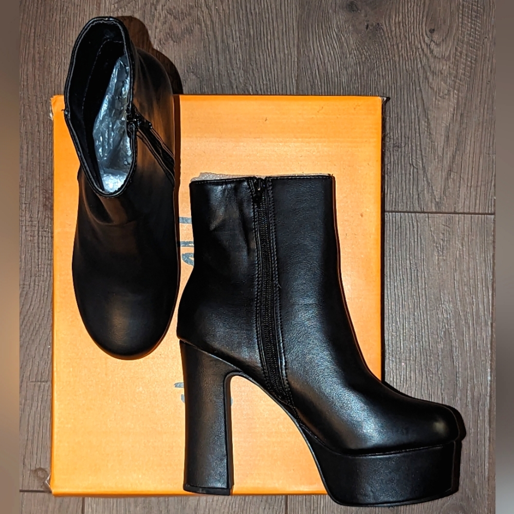 NWT Chase & Chloe Booties